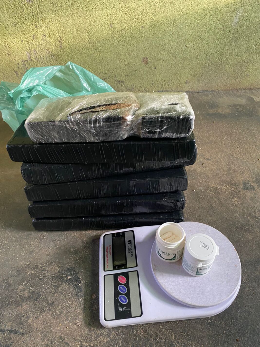 <p><strong>Polícia Civil de Colatina Prende Homem por Tráfico de Drogas em Boapaba</strong></p> <p><strong>Polícia Civil de Colatina Prende Homem por Tráfico de Drogas em Boapaba</strong></p>