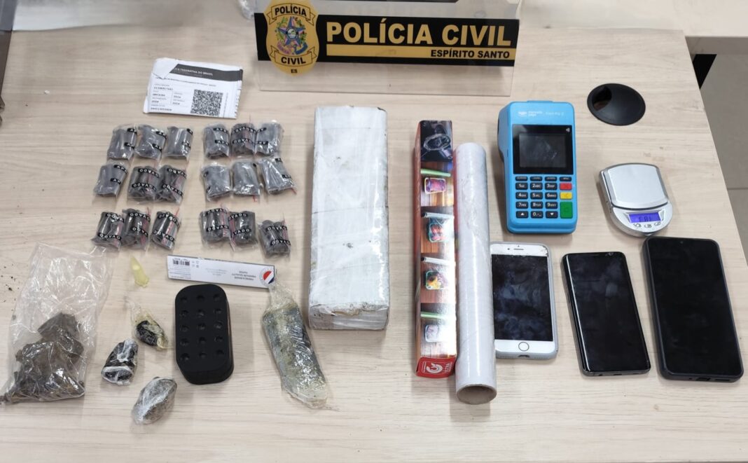 Polícia Civil apreende drogas e prende três pessoas em Itapemirim Polícia Civil apreende drogas e prende três pessoas em Itapemirim