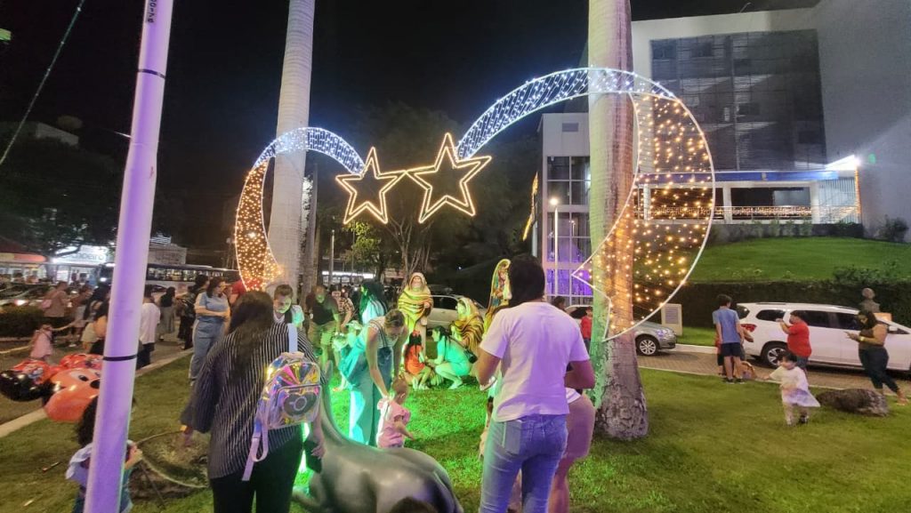 Cachoeiro inicia decoração natalina na Praça Jerônimo Monteiro com atrações para todos Decoração natalina encanta famílias e lota a Praça Jerônimo Monteiro em Cachoeiro - Prefeitura de Cachoeiro de Itapemirim