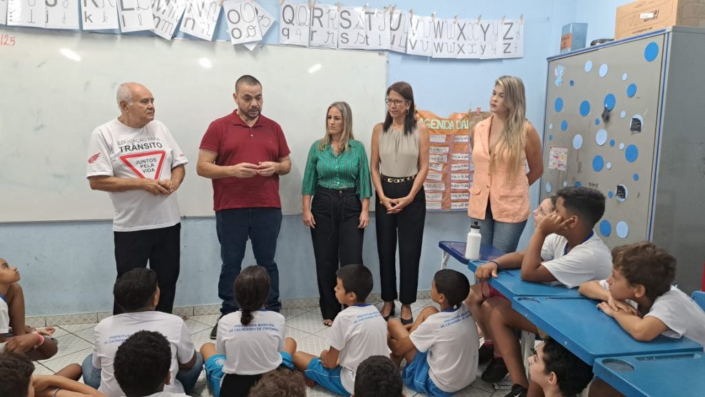 Cachoeiro promove palestra sobre segurança no trânsito para alunos da escola Thereza Valiatti Palestra de Segurança no Trânsito orienta mais de 100 alunos de escola no Boa Esperança - Prefeitura de Cachoeiro de Itapemirim