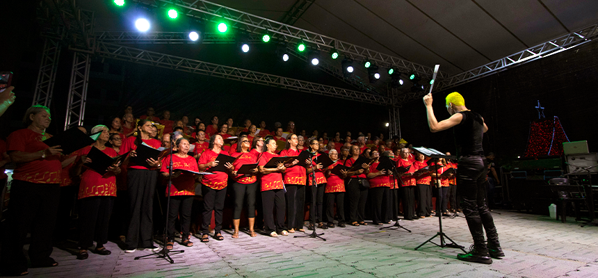 Cantata de Natal em Piúma reúne fé e esperança na Praça Dona Carmem 5ª Cantata de Natal emociona Piúma e transforma a Praça Dona Carmem em um grande encontro de fé e esperança