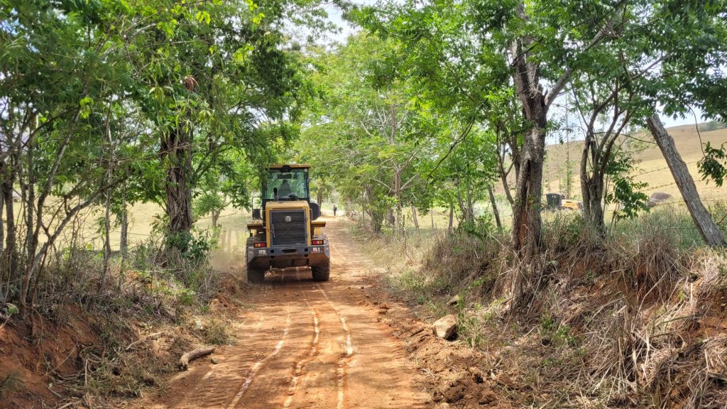 Recuperação de estrada no Distrito de Itaoca melhora infraestrutura rural em Cachoeiro Prefeitura recupera estrada em Itaoca e restabelece acesso aguardado há anos - Prefeitura de Cachoeiro de Itapemirim