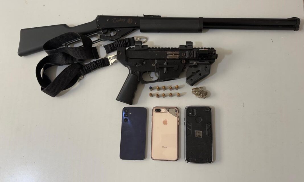 Polícia Civil apreende submetralhadora e drogas em operação em Conceição da Barra Polícia Civil apreende submetralhadora e drogas em operação em Conceição da Barra