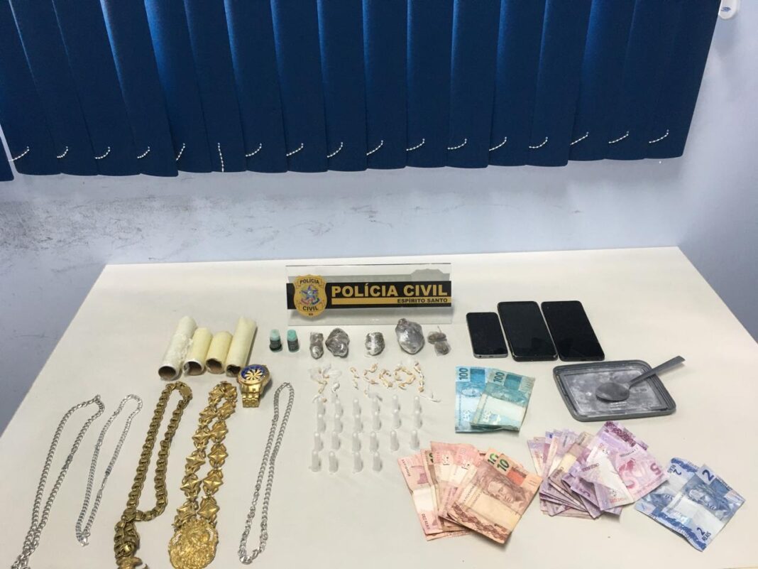 Polícia Civil de Guaçuí prende homem e apreende adolescentes por tráfico de drogas Polícia Civil de Guaçuí prende homem e apreende adolescentes por tráfico de drogas