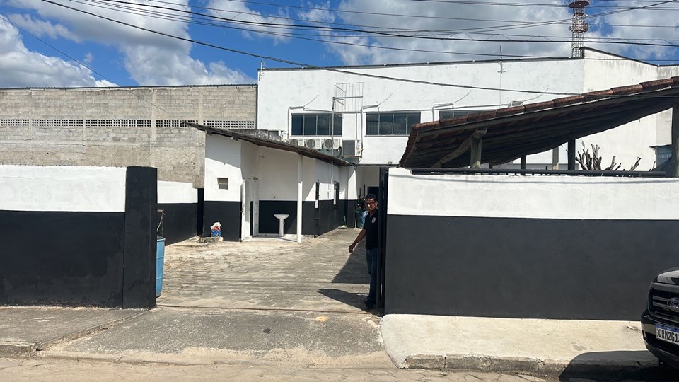<p><strong>Polícia Civil indicia diretora por distribuir alimentos vencidos a crianças em escola</strong></p> <p><strong>Polícia Civil indicia diretora por distribuir alimentos vencidos a crianças em escola</strong></p>