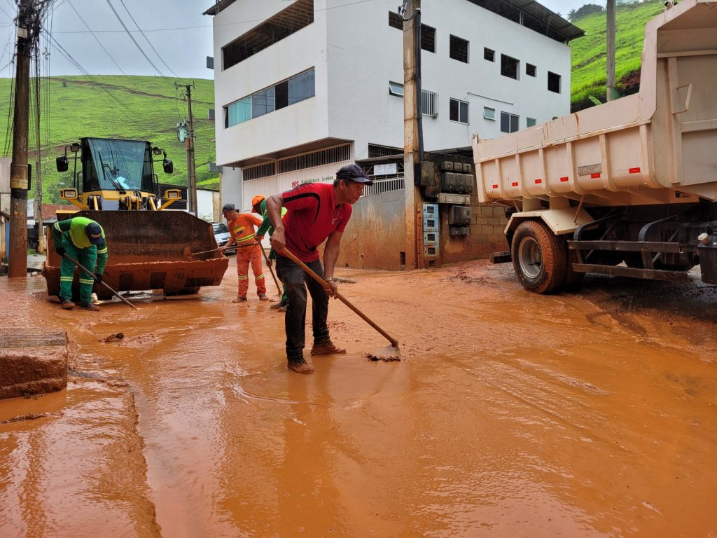 Cachoeiro de Itapemirim intensifica limpeza urbana após chuvas e transtornos na cidade Trabalhos de limpeza avançam em bairros atingidos pelas chuvas em Cachoeiro - Prefeitura de Cachoeiro de Itapemirim