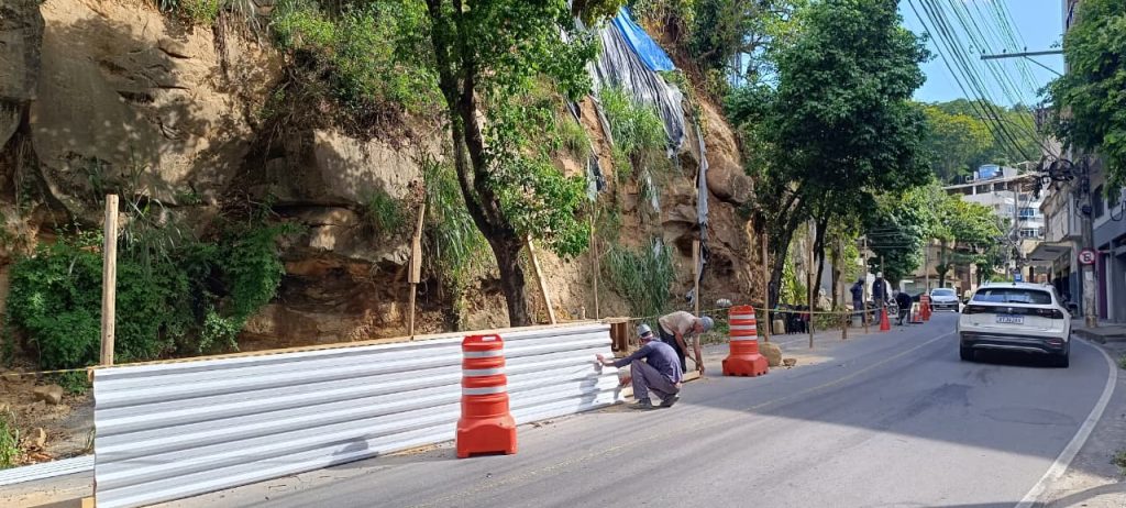 Início da obra de estabilização do talude na Rua Jerônimo Ribeiro, em Cachoeiro. Ordem de Serviço autoriza início de obra emergencial na Rua Jerônimo Ribeiro - Prefeitura de Cachoeiro de Itapemirim