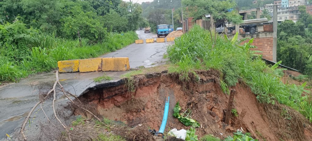 Interdição da Rua Antônio dos Santos em Cachoeiro é mantida por danos estruturais Rua do bairro Nossa Senhora Aparecida segue interditada - Prefeitura de Cachoeiro de Itapemirim
