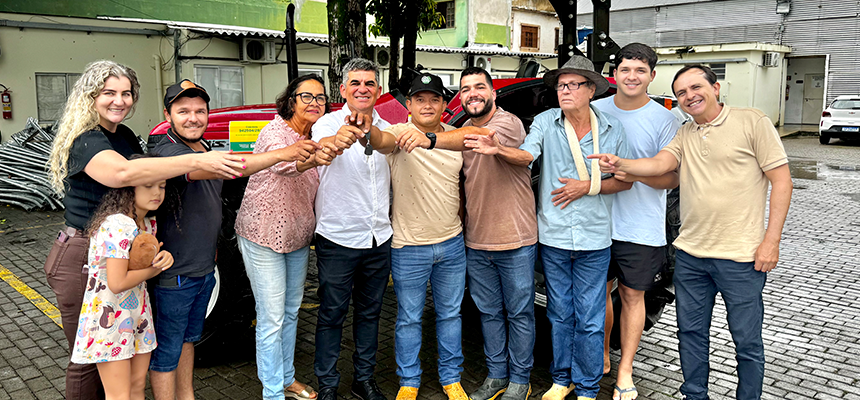 Novo trator reforça apoio à agricultura familiar em Piúma Entrega de trator amplia apoio à agricultura e ao desenvolvimento rural em Piúma