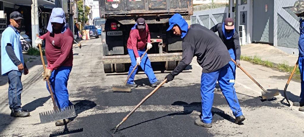 Prefeitura de Cachoeiro realiza tapa-buracos no bairro Vila Rica para melhorar tráfego Operação tapa-buracos é realizada no bairro Vila Rica - Prefeitura de Cachoeiro de Itapemirim