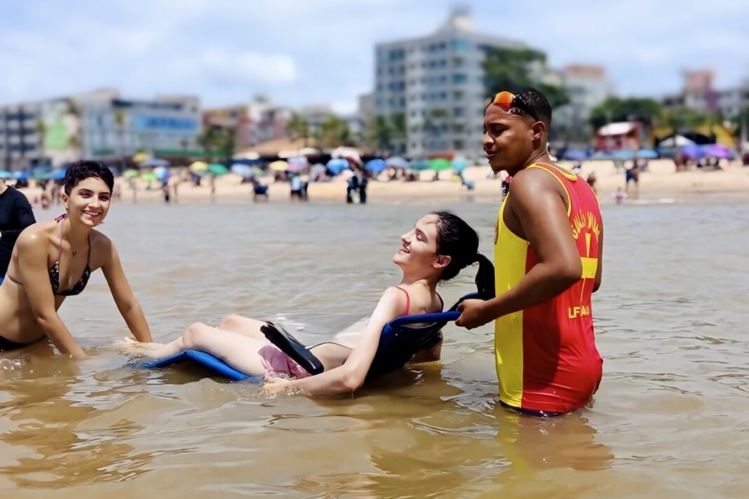 Programa Praia Acessível em Piúma oferece banho de mar seguro Programa Praia Acessível garante banho de mar na orla central de Piúma
