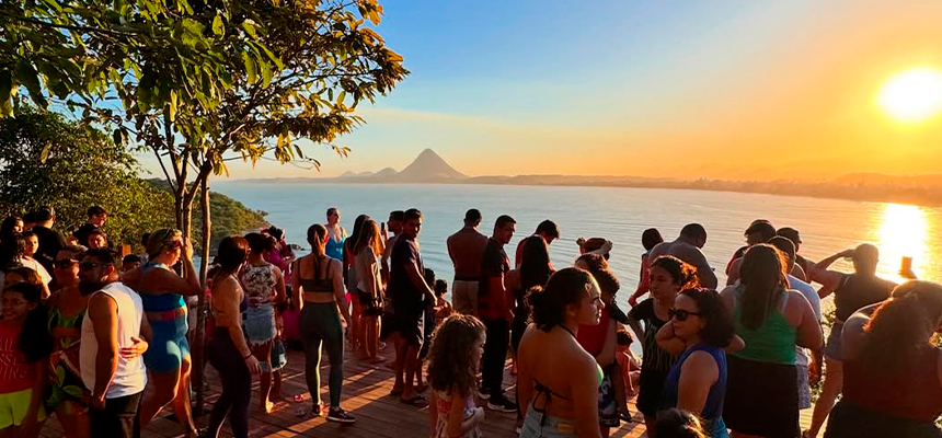 Shows gratuitos e pôr do sol musical animam Piúma neste fim de semana Final de semana em Piúma tem shows gratuitos, pagode e pôr do sol musical na Ilha do Gambá