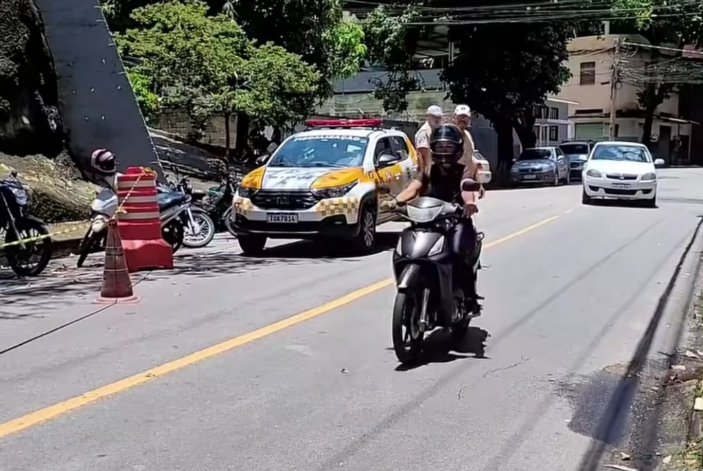 Tráfego na Rua Jerônimo Ribeiro é liberado parcialmente em Cachoeiro de Itapemirim Prefeitura de Cachoeiro libera meia-pista na Rua Jerônimo Ribeiro - Prefeitura de Cachoeiro de Itapemirim