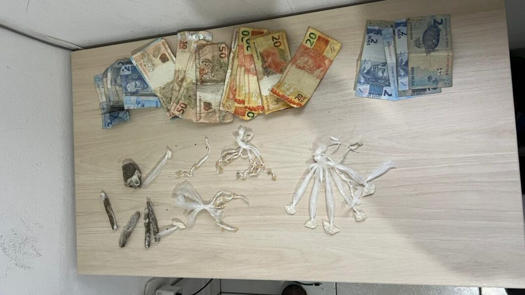 <p><strong>Polícia Civil realiza operação e prende jovem por tráfico de drogas em Fundão</strong></p> <p><strong>Polícia Civil realiza operação e prende jovem por tráfico de drogas em Fundão</strong></p>