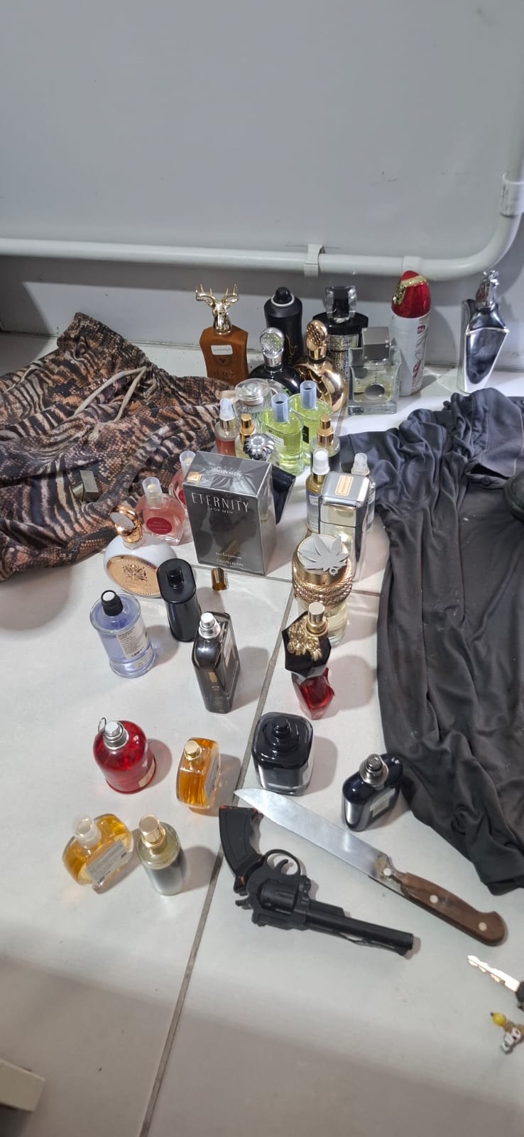 <p><strong>Polícia Civil prende três suspeitos de furto em loja de perfumes na Serra</strong></p> <p><strong>Polícia Civil prende três suspeitos de furto em loja de perfumes na Serra</strong></p>