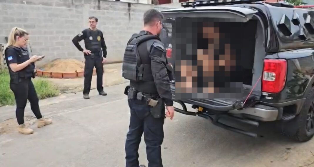 Polícia Civil prende casal suspeito de fraudes para venda ilegal de armas Polícia Civil prende casal suspeito de fraudes para venda ilegal de armas