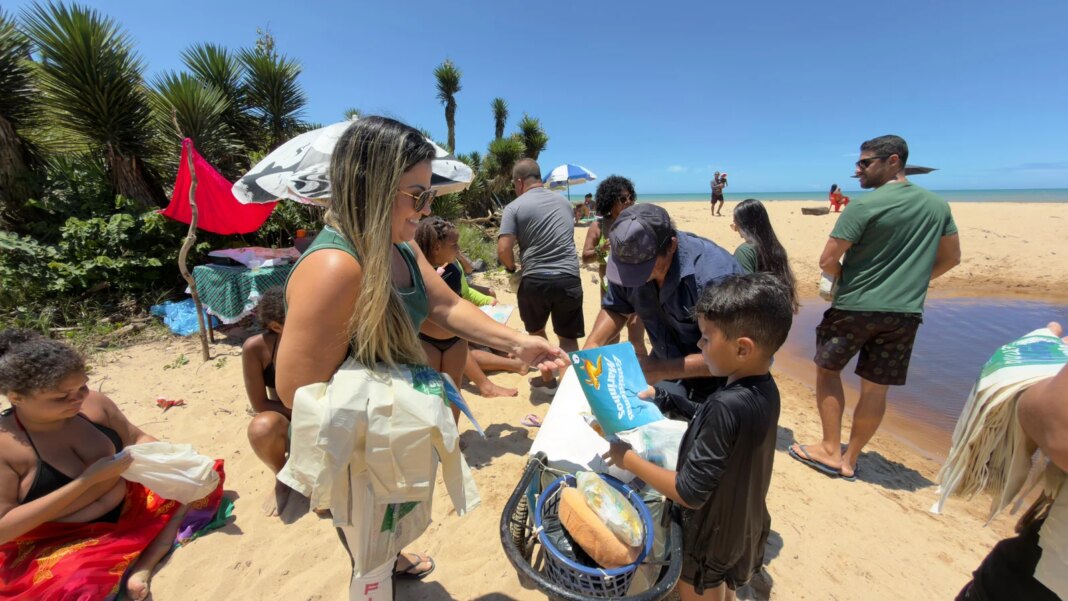 Ação do Meio Ambiente promove educação nas praias de Marataízes "Bloco" do Meio Ambiente faz ação educativa nas praias de Marataízes durante o Carnaval
