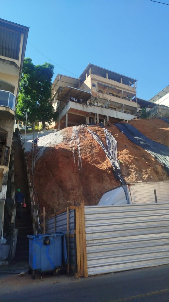 Cachoeiro inicia obras de contenção em barranco na Rua Jerônimo Ribeiro após chuvas Prefeitura de Cachoeiro inicia obras de contenção em área de risco na Rua Jerônimo Ribeiro - Prefeitura de Cachoeiro de Itapemirim