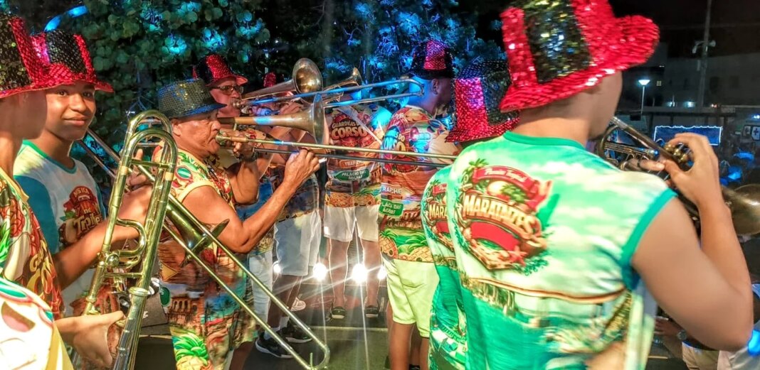 Carnaval da Barra em Marataízes teve concurso e fanfarras diversificadas Apresentação na Praça da Barra
