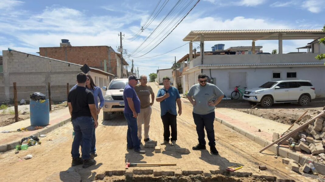 Prefeito de Marataízes inspeciona obras no bairro Esplanada 2 Prefeito visita obras no Esplanada 2