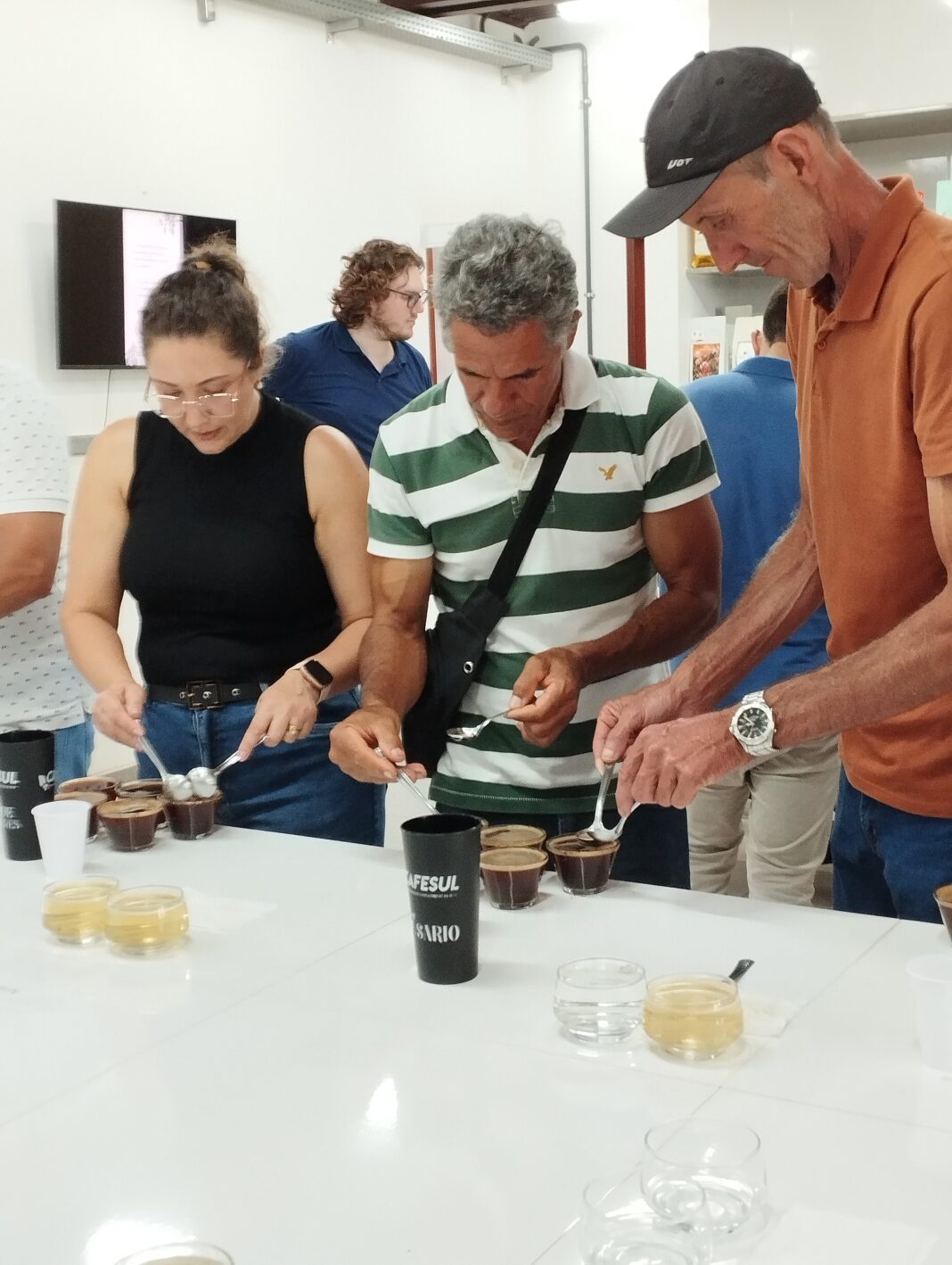 Produtores de Baixo Guandu visitam Cecafes para aprender sobre cafés