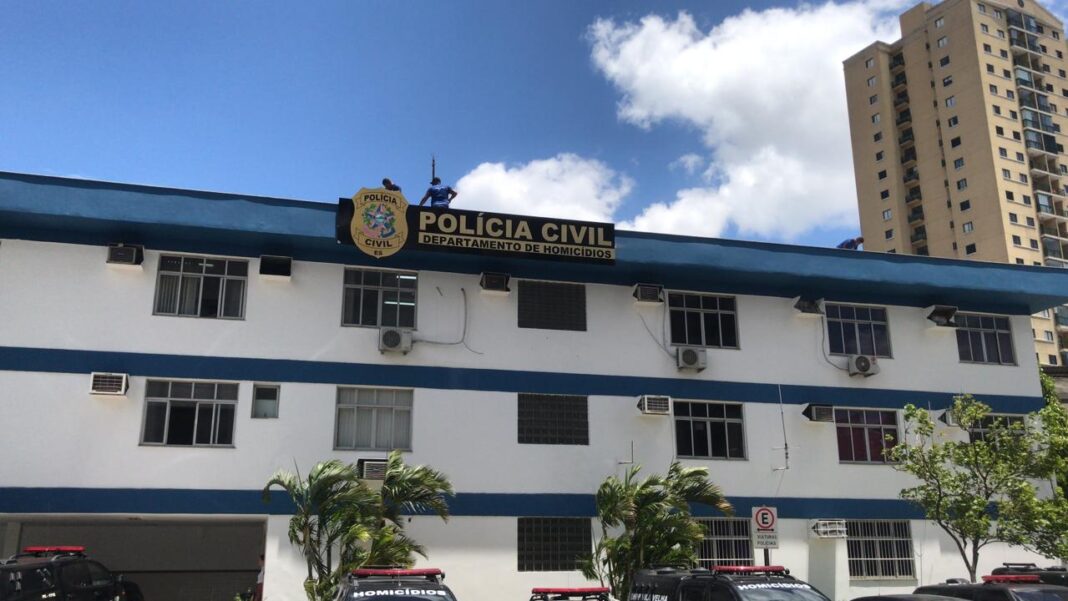 Polícia Civil do ES prende homem com mandado de roubo qualificado em Vitória Polícia Civil do ES prende homem com mandado de roubo qualificado em Vitória