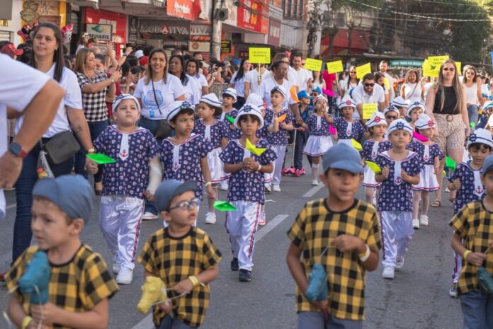 Cachoeiro celebra 159 anos de emancipação política com desfile cívico escolar - Prefeitura de Cachoeiro de Itapemirim