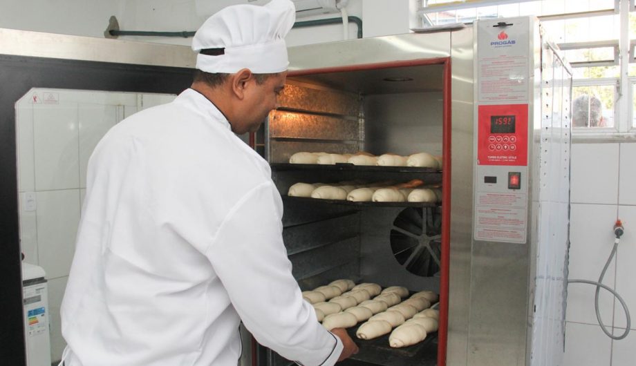 Cachoeiro mantém Padaria do Banco de Alimentos para combate à insegurança alimentar Padaria do Banco de Alimentos segue fortalecendo a segurança alimentar de Cachoeiro em 2026 - Prefeitura de Cachoeiro de Itapemirim
