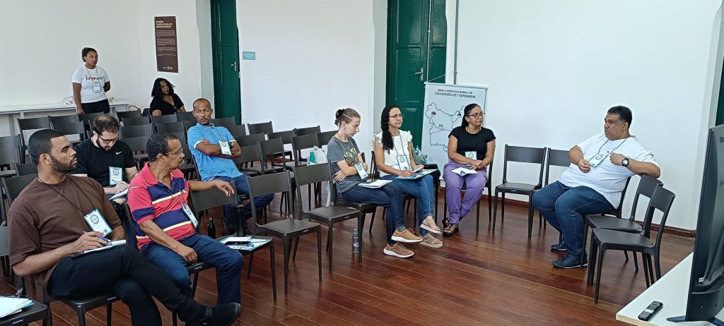 Cachoeiro recebe curso de Turismo de Base Comunitária para fortalecer o setor local Cachoeiro sedia curso de Turismo de Base Comunitária - Prefeitura de Cachoeiro de Itapemirim