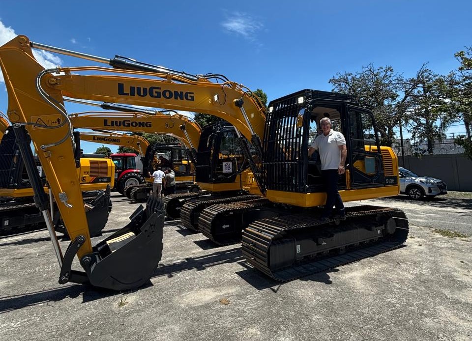 Cachoeiro recebe escavadeira hidráulica para melhorar infraestrutura rural e agrícola Cachoeiro recebe escavadeira hidráulica para fortalecer ações no campo - Prefeitura de Cachoeiro de Itapemirim