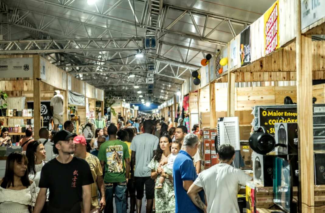 Festa das Canoas em Marataízes atrai grande público na segunda noite Milhares de pessoas na segunda noite da Festa das Canoas