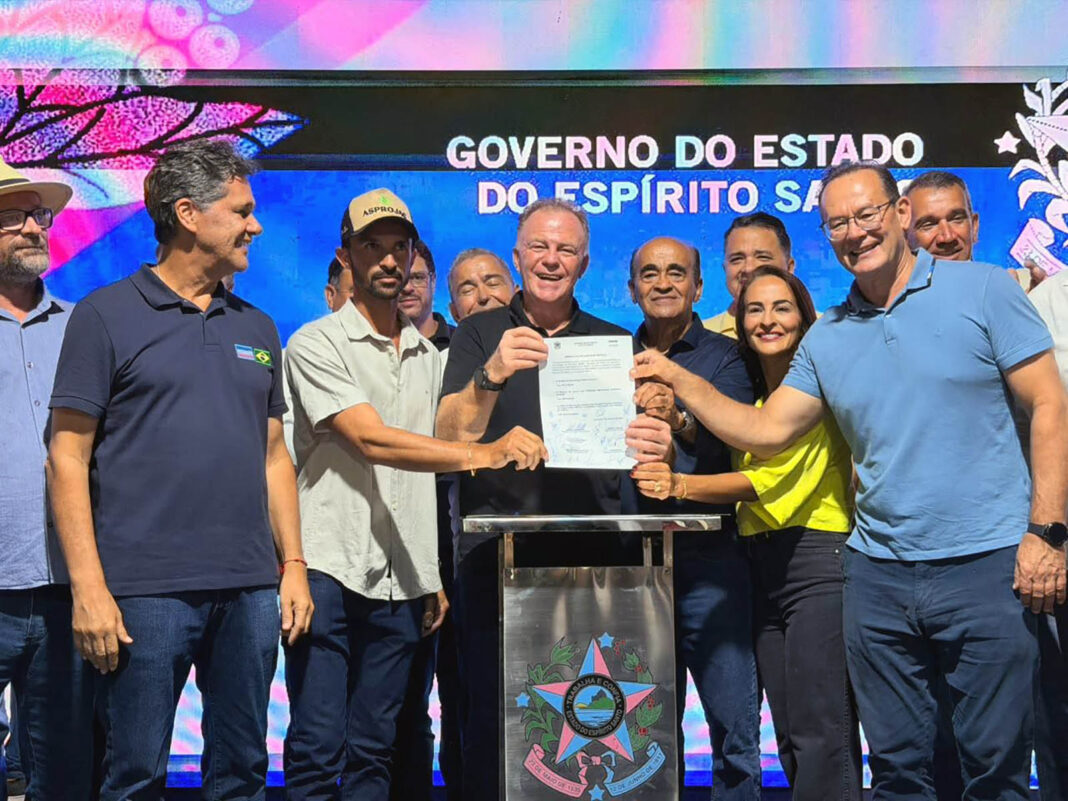 Governo do ES inicia pavimentação e entrega títulos de propriedade em Aracruz Governo do ES inicia pavimentação e entrega títulos de propriedade em Aracruz