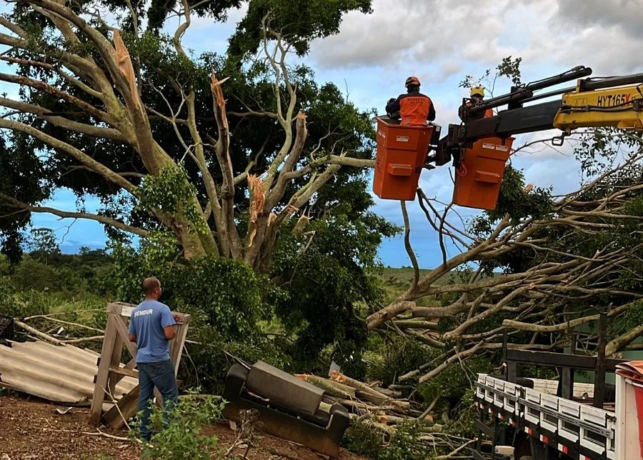 Marataízes: Prefeitura trabalha para reparar danos da tempestade Prefeitura atua para reparar danos causados por tempestade em Marataízes