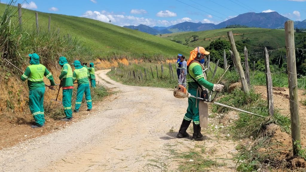 Prefeitura de Cachoeiro realiza capina e manutenção de vias na zona rural de Timbó Prefeitura de Cachoeiro intensifica manutenção de estradas na localidade de Timbó - Prefeitura de Cachoeiro de Itapemirim