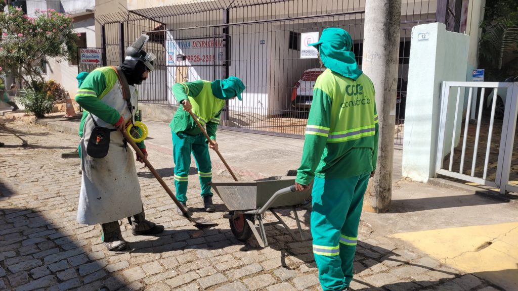 Prefeitura de Cachoeiro realiza capina e varrição no bairro Gilberto Machado Prefeitura intensifica ações de limpeza no bairro Gilberto Machado - Prefeitura de Cachoeiro de Itapemirim