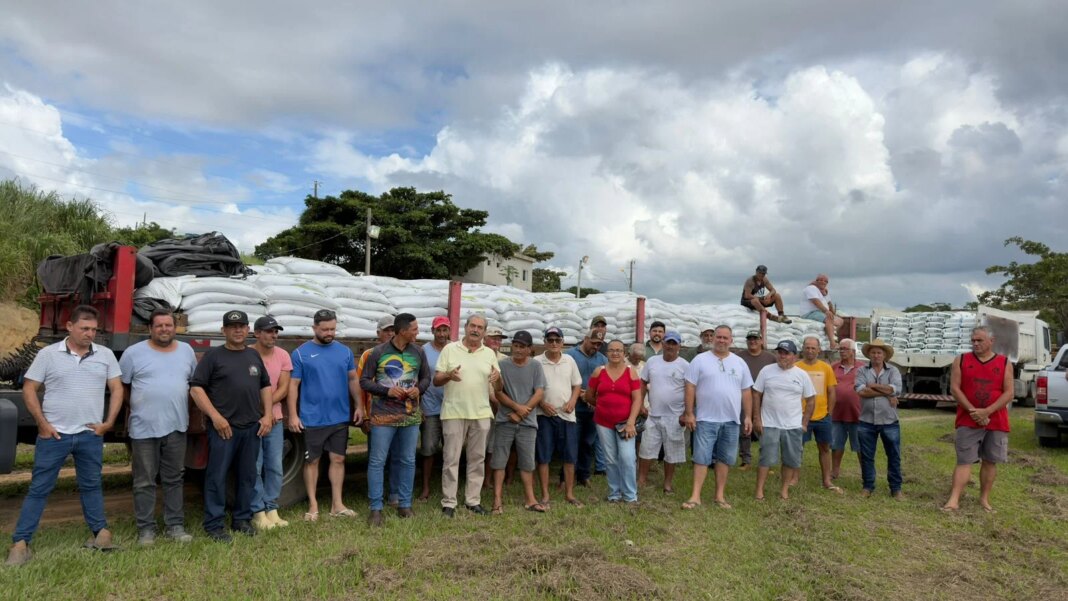 Prefeitura de Marataízes entrega insumos a produtores rurais Prefeitura entrega insumos a agricultores de Marataízes