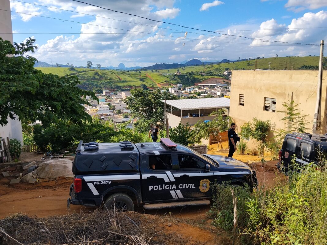 <p><strong>Polícia Civil e Militar desarticulam ponto de tráfico e apreendem armamento em Mantenópolis</strong></p> <p><strong>Polícia Civil e Militar desarticulam ponto de tráfico e apreendem armamento em Mantenópolis</strong></p>
