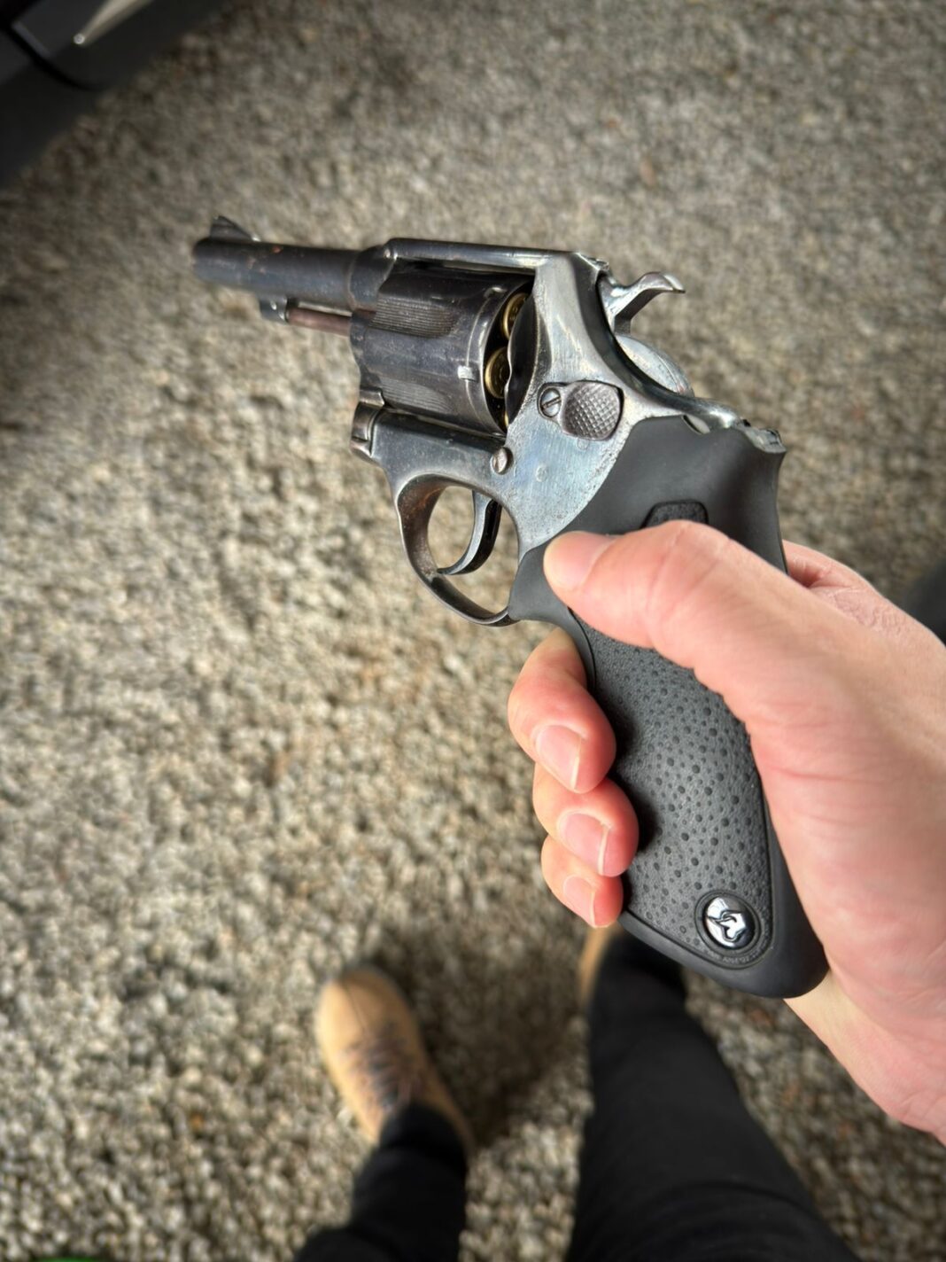 Polícia Civil prende homem por posse ilegal de arma em revenda de veículos em ES Polícia Civil prende homem por posse ilegal de arma em revenda de veículos em ES