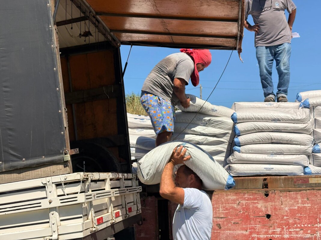 Agricultores de Marataízes recebem fertilizantes e calcário novos Agricultores de Marataízes recebem nova remessa de adubo e calcário