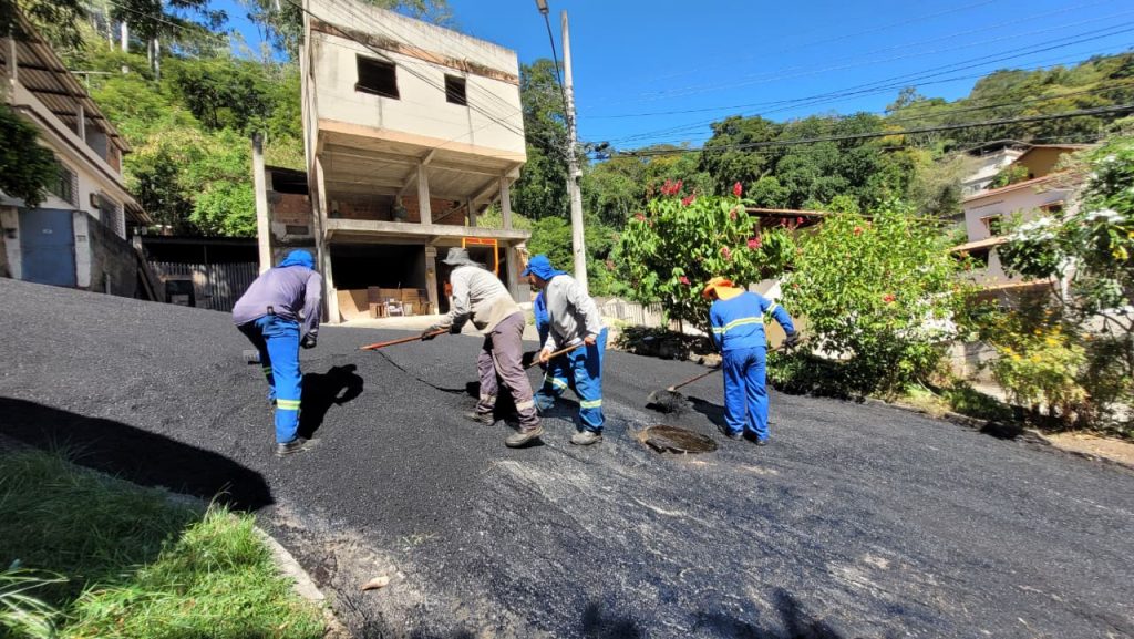 Cachoeiro avança com recapeamento viário na Rua Agliberto Rodrigues Moreira Prefeitura avança com recapeamento asfáltico no bairro Alto Amarelo - Prefeitura de Cachoeiro de Itapemirim