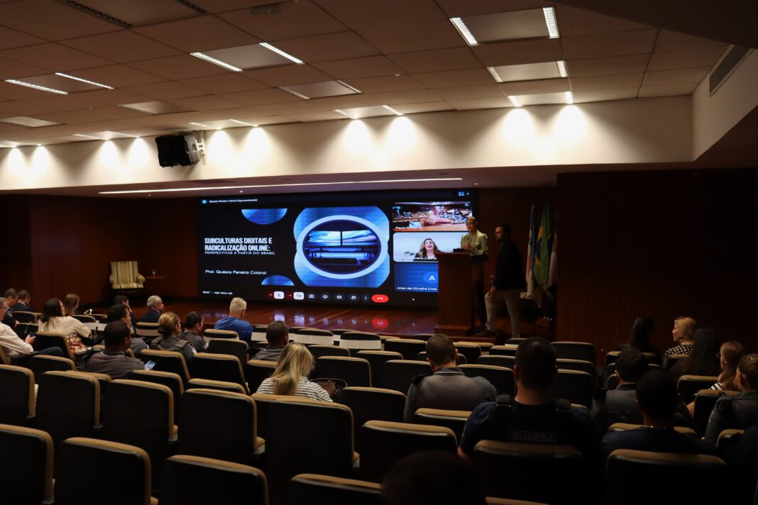 <p><strong>Espírito Santo Sedia Encontro sobre Segurança e Prevenção da Violência Escolar</strong></p> <p><strong>Espírito Santo Sedia Encontro sobre Segurança e Prevenção da Violência Escolar</strong></p>