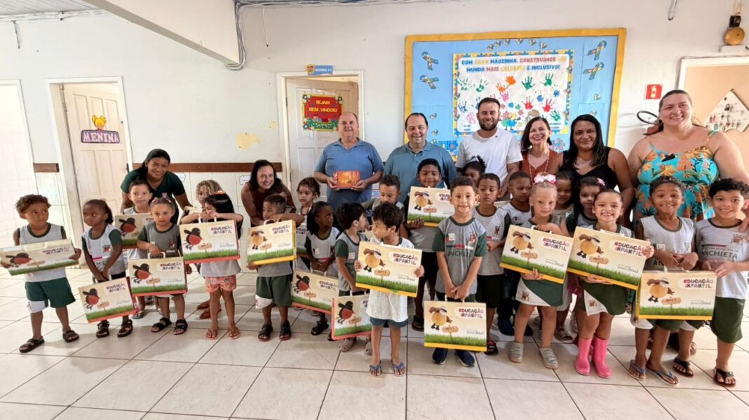 Notícia Educação entrega novo material didático infantil - Prefeitura Municipal de Anchieta
