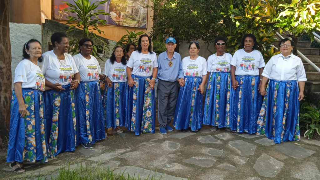 Prefeitura de Cachoeiro realiza ações de saúde e cultura para idosos do CCVM Idosos recebem vacinação e participam de atividades culturais na Semana do Rei - Prefeitura de Cachoeiro de Itapemirim