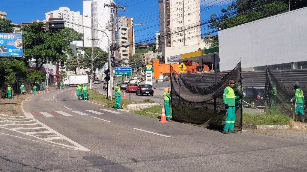 Prefeitura de Cachoeiro realiza limpeza e capina na Avenida Francisco Lacerda Avenida Francisco Lacerda de Aguiar recebe serviços de limpeza e manutenção - Prefeitura de Cachoeiro de Itapemirim