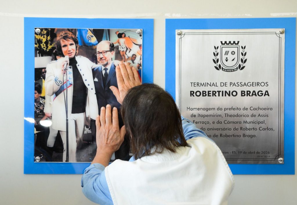 Roberto Carlos celebra 85 anos em Cachoeiro com homenagens e show especial Roberto Carlos se emociona em homenagem ao pai em sua chegada a Cachoeiro no dia do aniversário - Prefeitura de Cachoeiro de Itapemirim