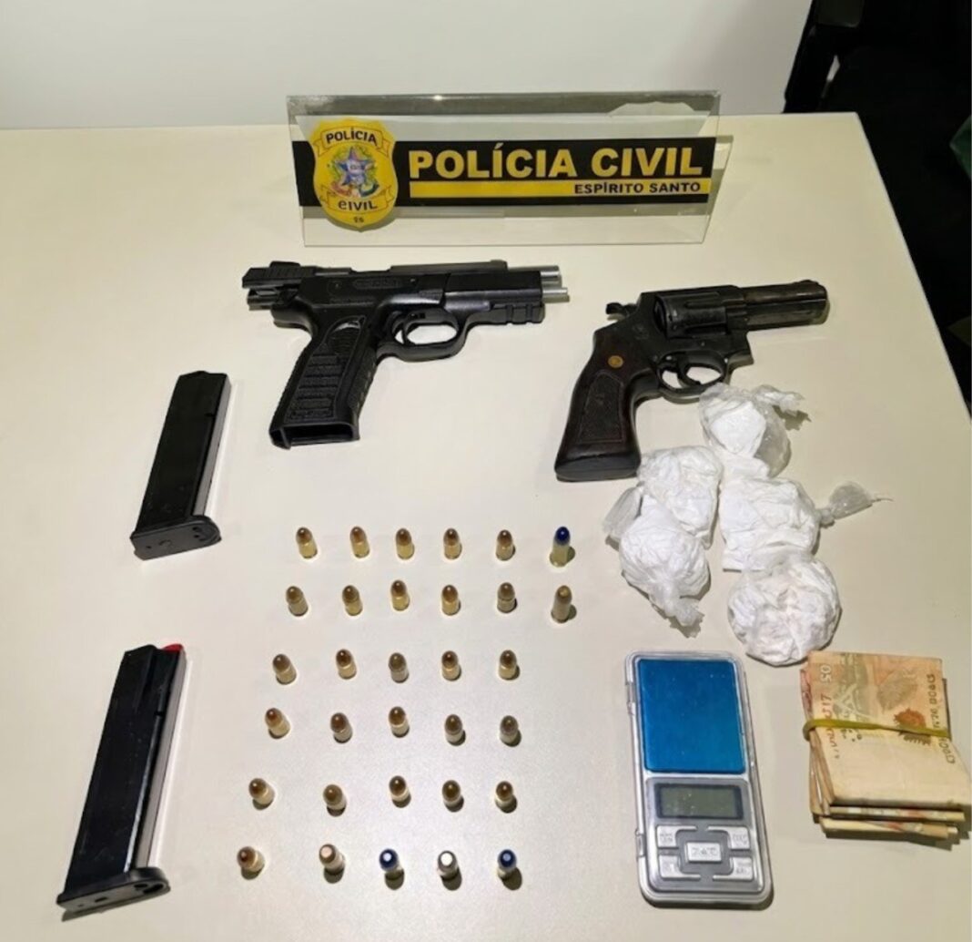 Polícia Civil de Guarapari cumpre mandado de prisão e apreende armas e drogas Polícia Civil de Guarapari cumpre mandado de prisão e apreende armas e drogas