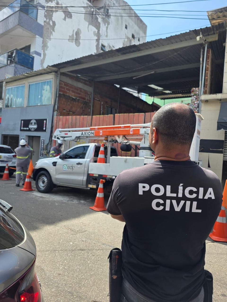 Polícia Civil e EDP flagram ligação irregular de energia em ferro-velho em Vitória Polícia Civil e EDP flagram ligação irregular de energia em ferro-velho em Vitória