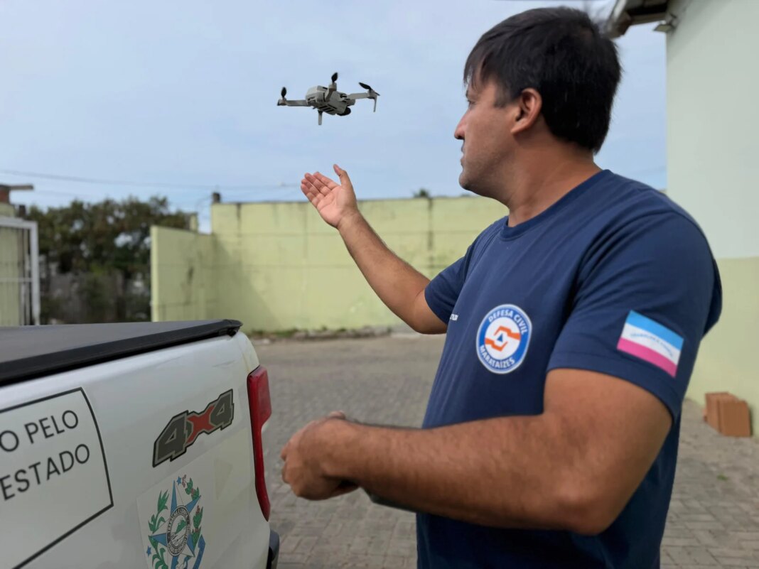 Apoio aéreo em Marataízes auxilia no combate a criadouros de mosquitos Marataízes tem apoio aéreo no combate aos mosquitos