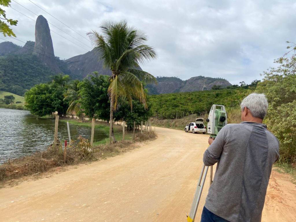 Cachoeiro avança em melhorias com parcerias e obras no acesso ao Pico do Itabira Acesso ao Parque do Itabira recebe drenagem e medição - Prefeitura de Cachoeiro de Itapemirim