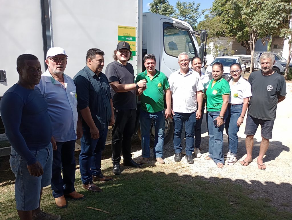 Cachoeiro entrega caminhão para apoiar agricultores familiares na distribuição de alimentos Cooperativa da Agricultura Familiar recebe caminhão isotérmico - Prefeitura de Cachoeiro de Itapemirim